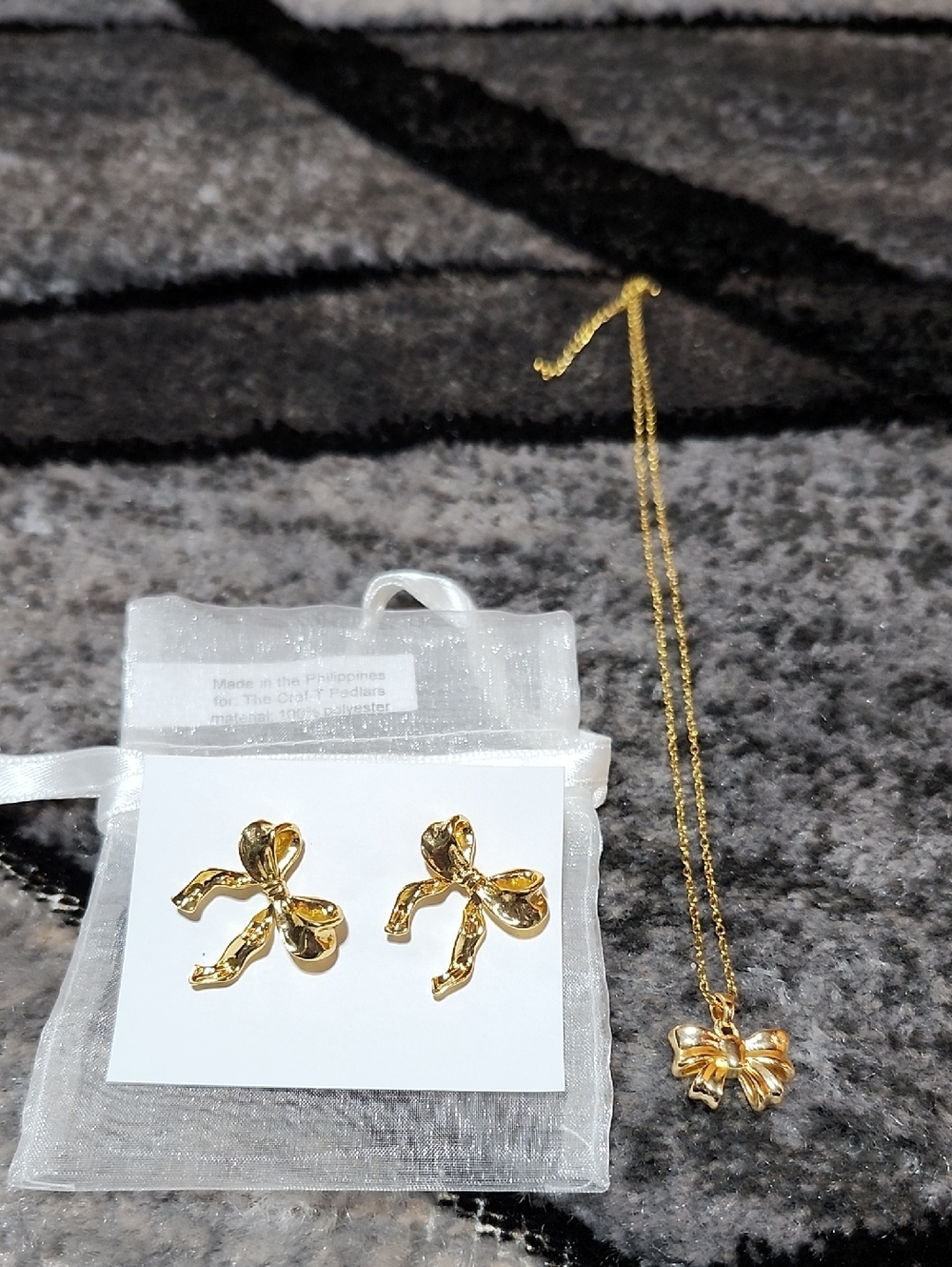 GOLD-TONE RIBBON BOW STUD EARRINGS & NECKLACE SET